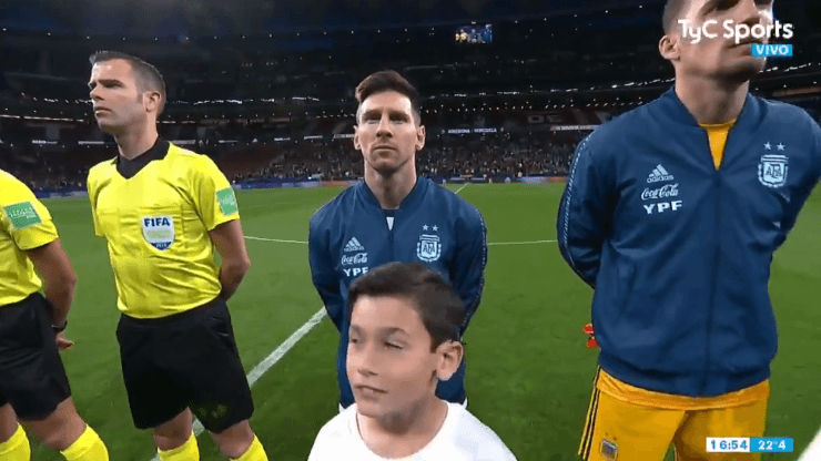 Nada de mirar para abajo: Messi estuvo muy concentrado en el himno de la Selección Argentina