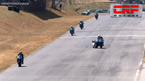 Video: dos pilotos se tomaron a golpes en pleno Mundial de Superbikes