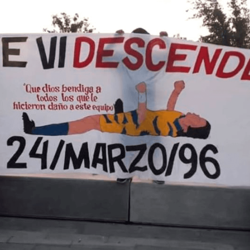 Aficionados de Rayados le recordaron a Tigres su descenso con una bandera gigante