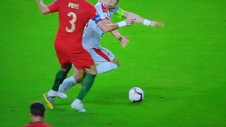 Terrible patada de Pepe a Tadic.