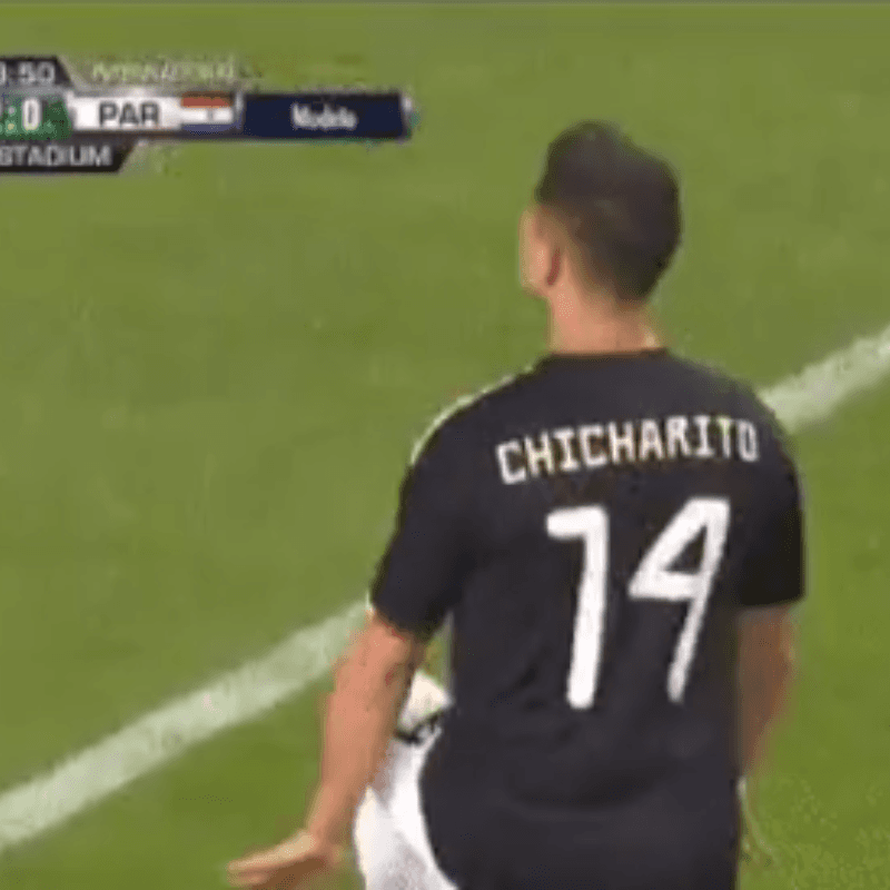 Chicharito celebró su gol a Paraguay a lo LeBron James