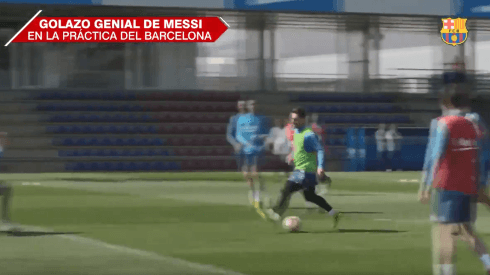 Gambeteó, tiró una pared, hizo una bicicleta y definió: el golazo de Messi en la práctica