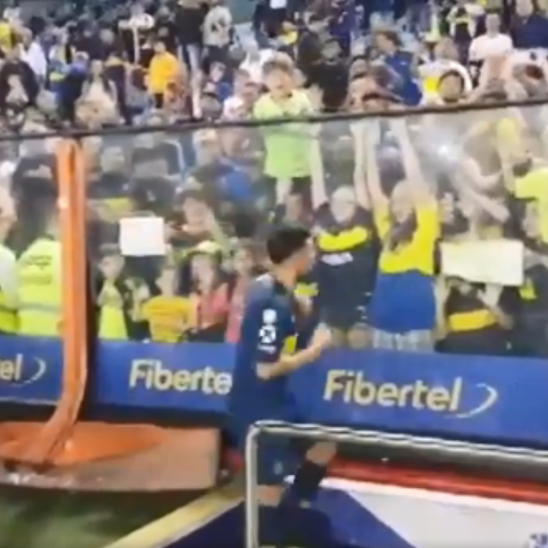 Entendió todo: el gesto de Pavón con un hincha cuando se iba de la cancha