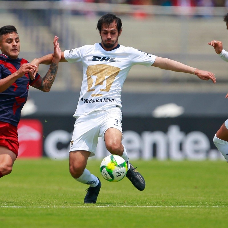 Pumas vence a Chivas tras un primer tiempo frenético