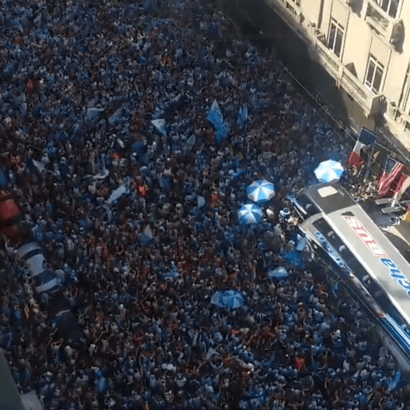 Fiesta total: el banderazo de los hinchas de Racing para despedir al plantel antes de jugar con Tigre