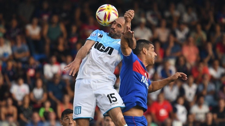 Lisandro López en el partido ante Tigre.