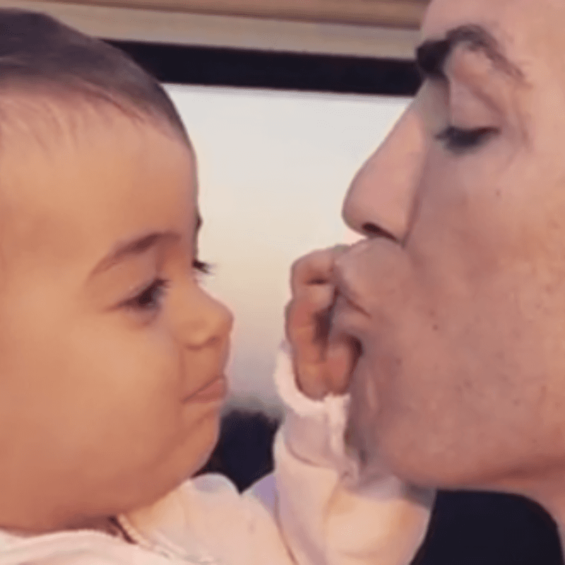 Cristiano Ronaldo amaneció a los besos con la pequeña Alana y Georgina lo subió a Instagram