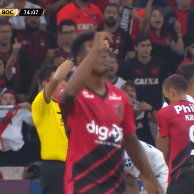 Una hincha de Paranaense le mostró una camiseta de River a los jugadores de Boca