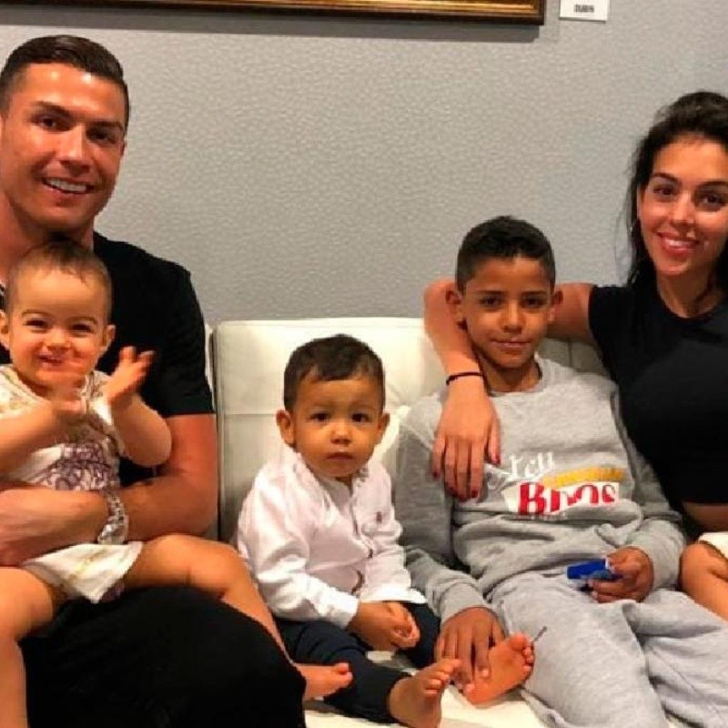 Parecen los Locos Adams: Cristiano Ronaldo subió una foto almorzando en familia