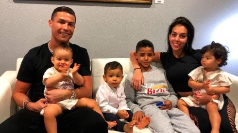 Parecen los Locos Adams: Cristiano Ronaldo subió una foto almorzando en familia