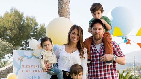 Leo subió la foto más tierna de la familia Messi y Antonella Roccuzzo le comentó: "Los amo tanto"