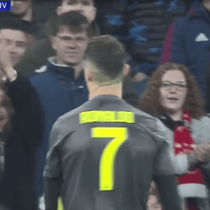 Cristiano Ronaldo se cayó y los hinchas del Ajax lo trollearon en su cara