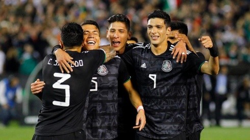 Selección Mexicana celebrando el triunfo ante Chile.