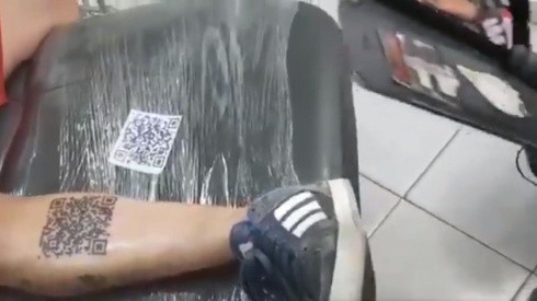 No es broma: se tatuó un código QR que redirecciona a un video de la final entre River y Boca