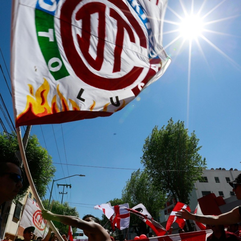 Locura total: un aficionado del Toluca llevó el escudo a casi 50 países