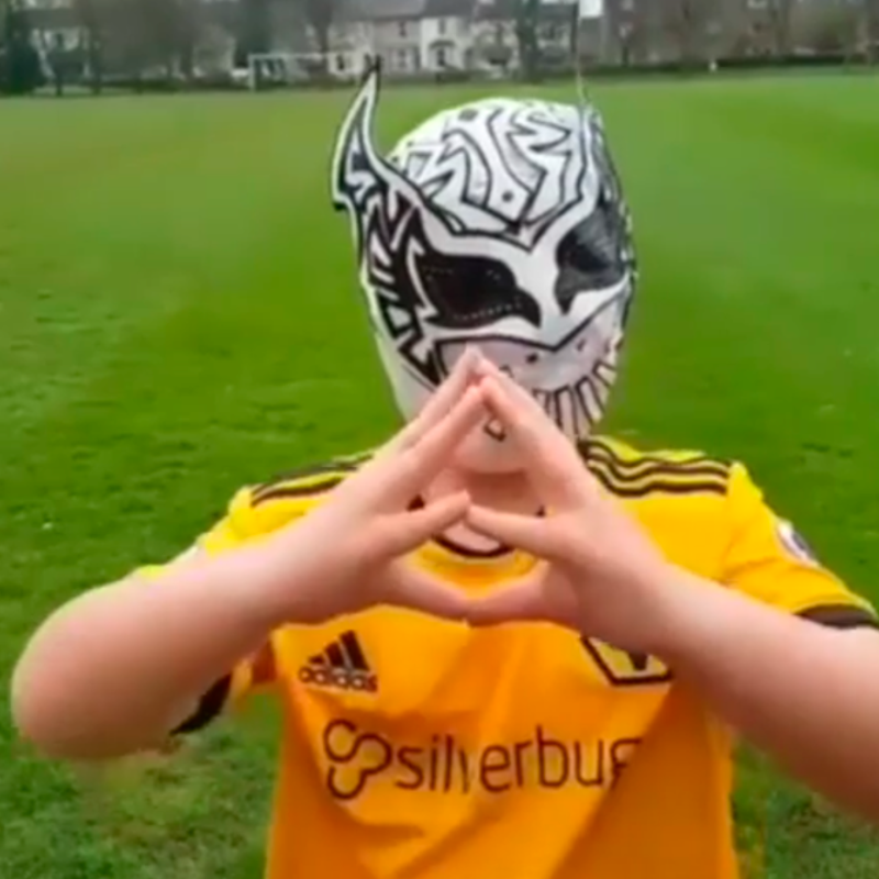 Niño inglés festeja con la máscara de Sin Cara como Raúl Jiménez