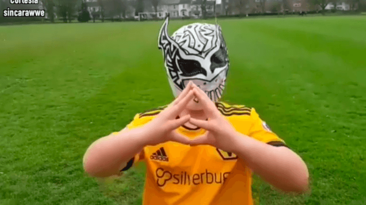 Niño inglés festeja con la máscara de Sin Cara como Raúl Jiménez