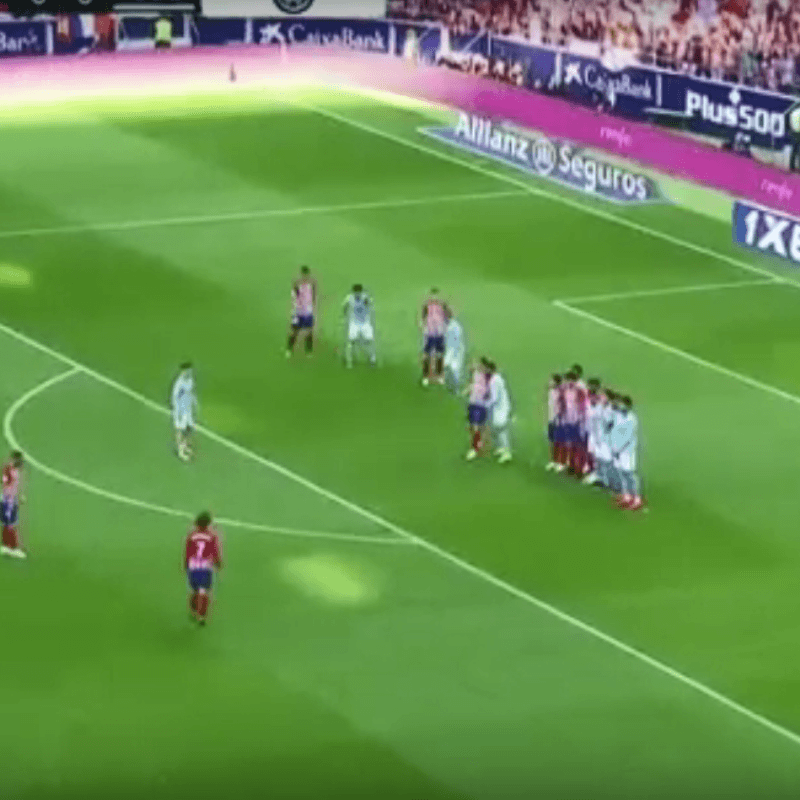 A veces sí se parece a Messi: el golazo de Griezmann de tiro libre