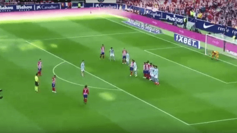 A veces sí se parece a Messi: el golazo de Griezmann de tiro libre