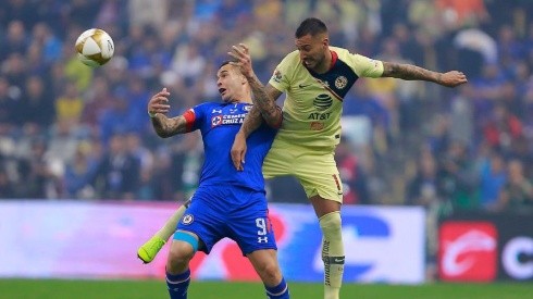 Caraglio y Rodríguez en disputa del balón.