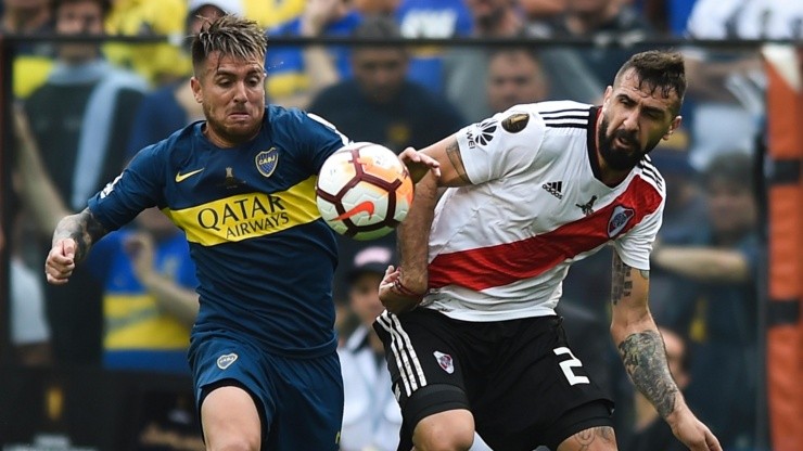 Buffarini disputando un balón con Lucas Pratto, en la ida de la final por Copa Libertadores.