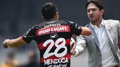 Marioni colocó el balón en el pecho de Mendoza y por abandonar su zona fue expulsado del partido