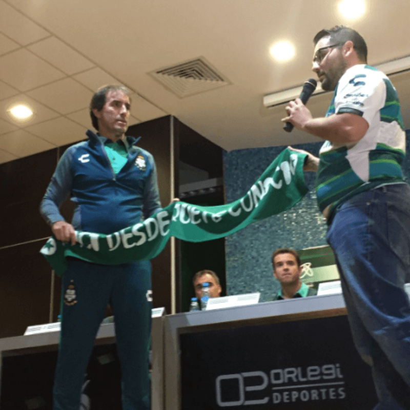 Almada recibió un presente muy particular de un aficionado al asumir en Santos Laguna