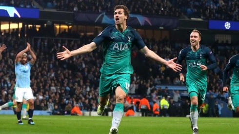Tottenham pasó de ronda en un partido de locos ante el City.