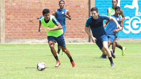 Hinchas de Alianza Lima ingresaron al entrenamiento para tener una charla con los jugadores