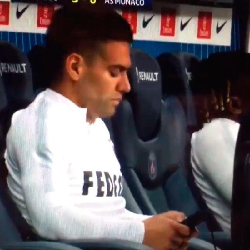 Video: ¿qué estaba haciendo Falcao en el banco de suplentes?