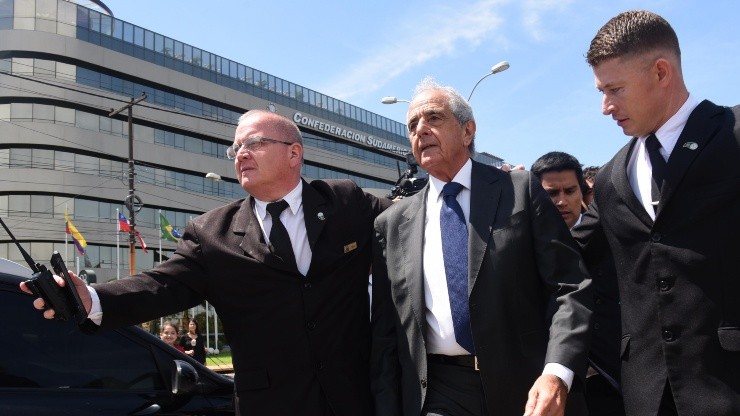 D'Onofrio a punto de ingresar al edificio de Conmebol, días después de la agresión al micro de Boca (Getty)