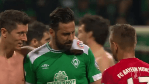 Lewandowski consoló a Claudio Pizarro tras la eliminación de Werder Bremen