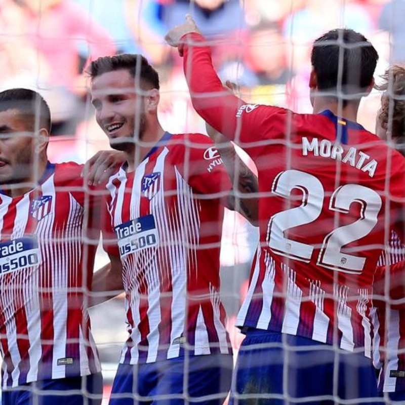 Atlético Madrid ganó con polémica y obligó al Barcelona a ganar para ser campeón hoy