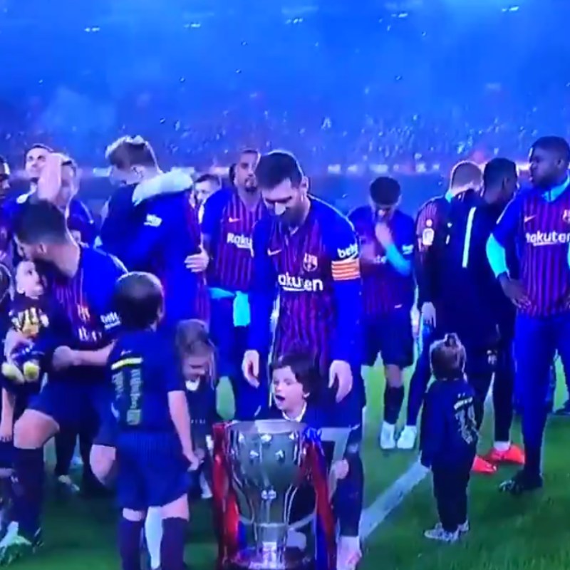 Video viral: Mateo quiso levantar la copa, no pudo y Messi lo ayudó