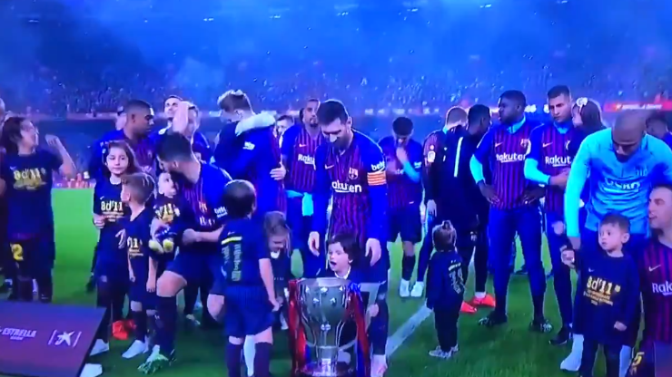 Video viral: Mateo quiso levantar la copa, no pudo y Messi lo ayudó