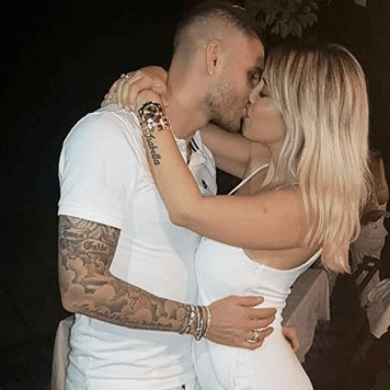 Wanda Nara se tiró en la mesa, Icardi la abrazó sin ropa y hay foto en Instagram