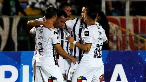 Colo Colo se enfrenta a Universidad Católica por la Copa Sudamericana.