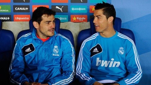JUNTOS. Iker Casillas y Cristiano Ronaldo en el banco del Real Madrid (Foto: Getty).