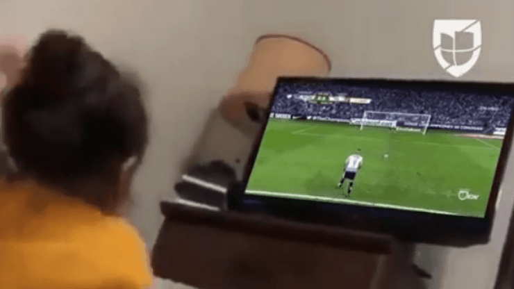 La reacción de una pequeña fanática de Tigres al gol que le dio el título a Rayados.