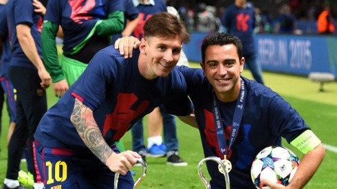 Foto de Lionel Messi junto a Xavi.