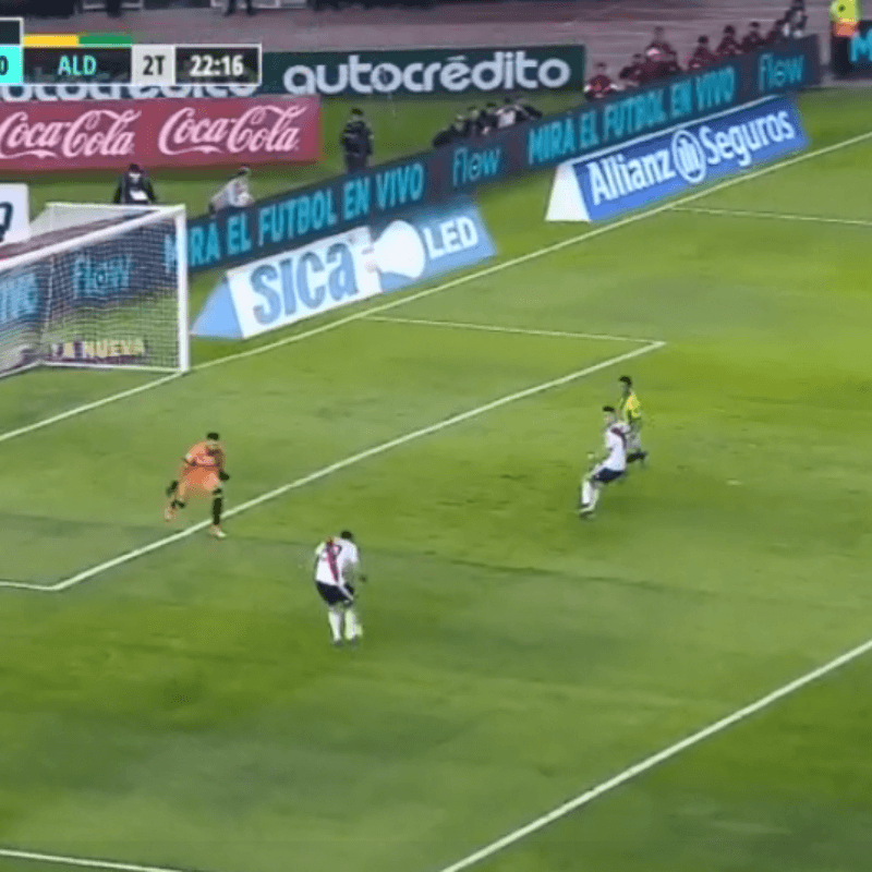 Déjalo, ya está muerto: Pratto la cruzó y puso el 4-0 de River contra Aldosivi