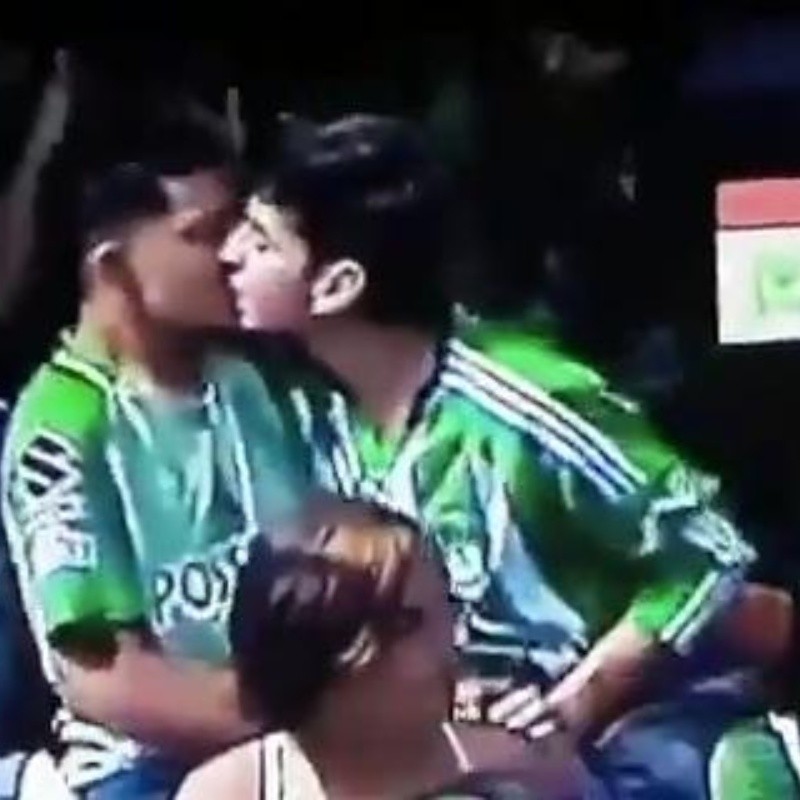 ¡Qué viva el amor! Aficionados de Atlético Nacional se comen a besos en las gradas