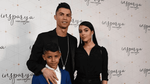 Cristiano Ronaldo develó su nuevo proyecto y posó con casco de obrero junto a su familia