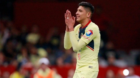 Edson Álvarez sufrió un esguince de rodilla.