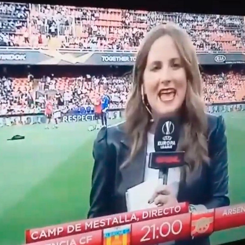 Video: periodista se comió un pelotazo terrible en la previa del Valencia - Arsenal