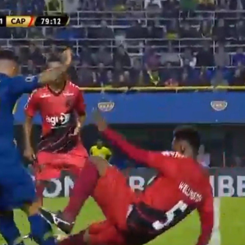 Lo fue a romper: Wellington lo mató a Tevez y vio la roja directa