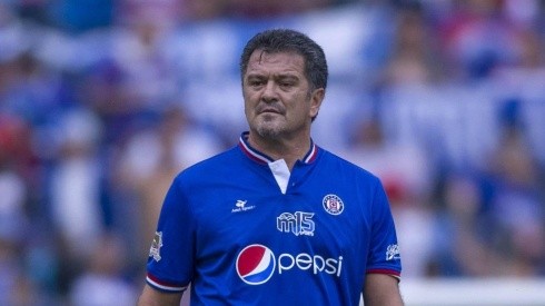 Carlos Hermosillo con la playera de Cruz Azul.