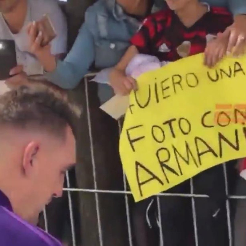 Un pequeño hincha de River estaba desesperado por una foto con Armani y el arquero emocionó a todos