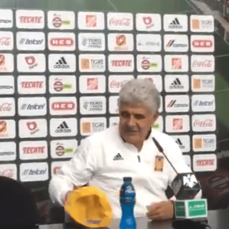 ¿Qué le pasa? Ferretti abrió la conferencia de prensa obsequiando gorras