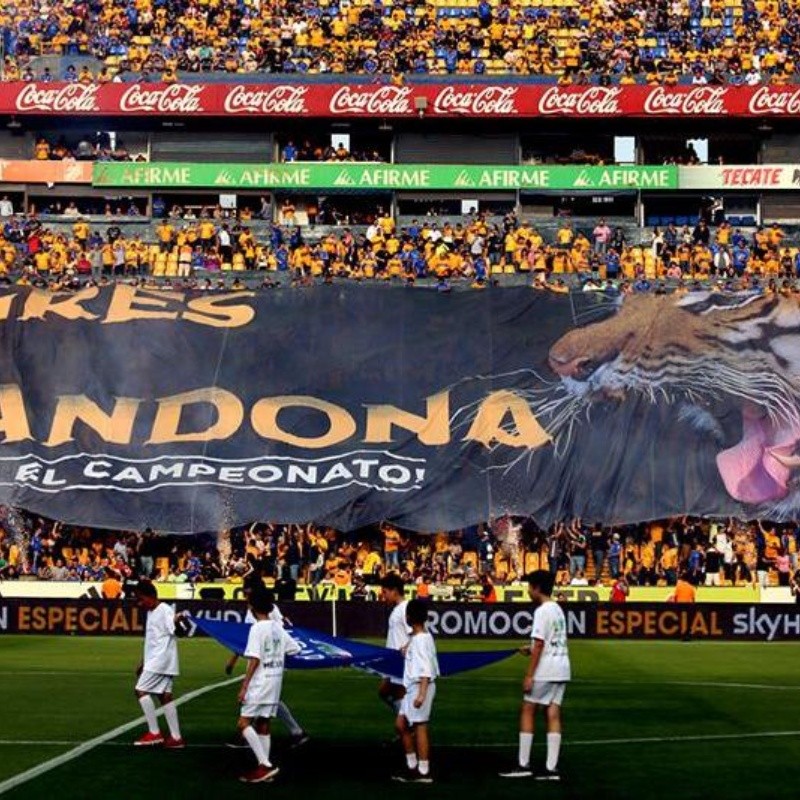 "No abandona", el mensaje de Tigres a Rayados con una bandera